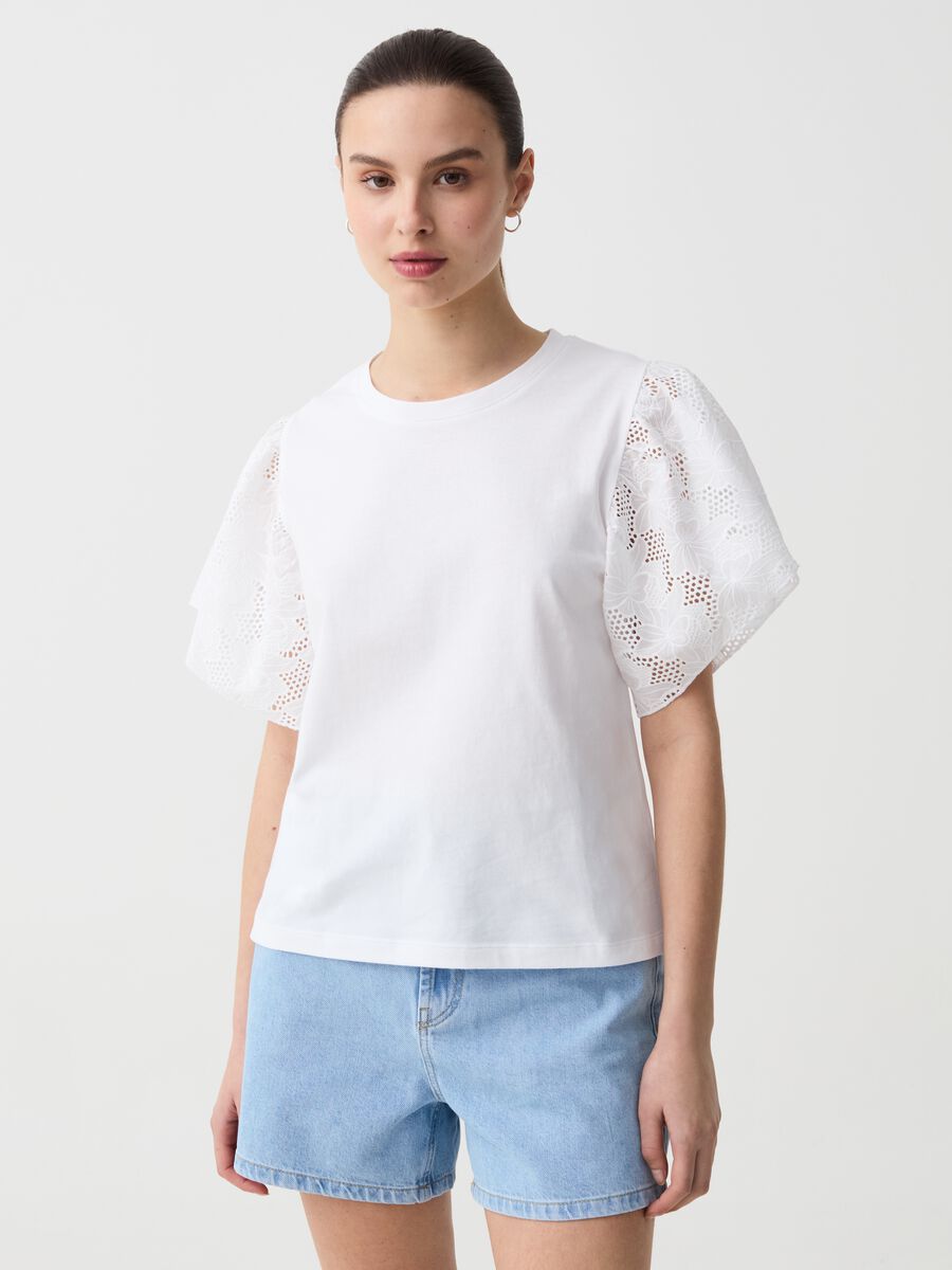 Cotton T-shirt with broderie anglaise sleeves_0