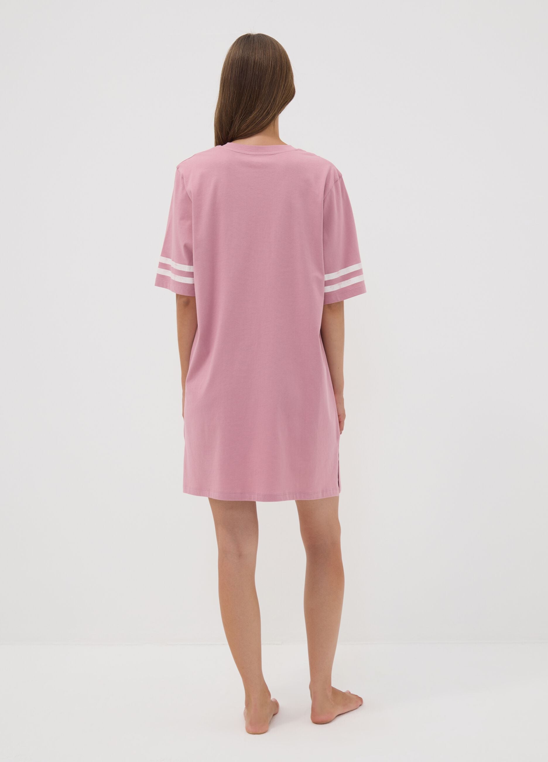 Camicia da notte rosa in puro cotone organico con scollo a V con stampa