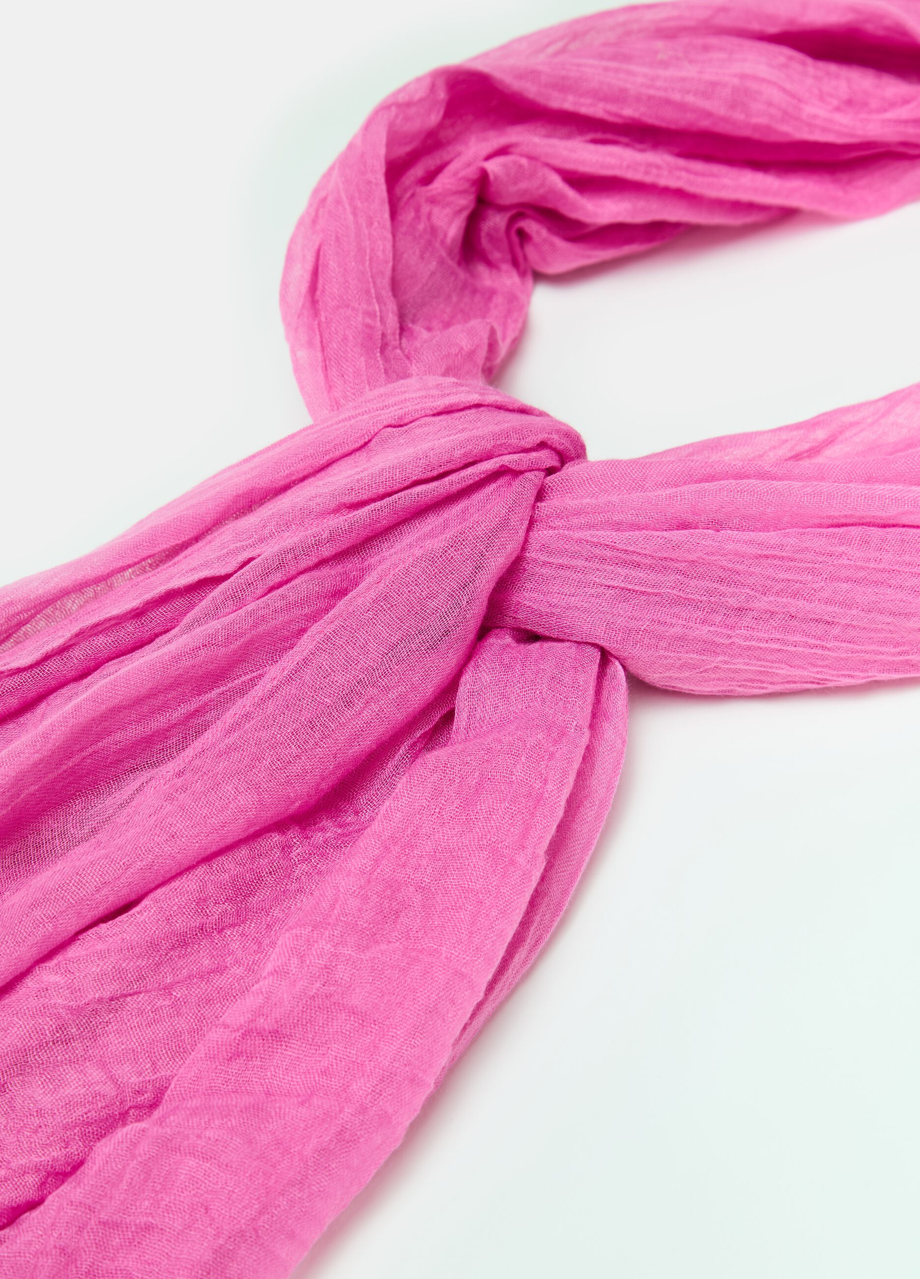 Crinkle-effect scarf