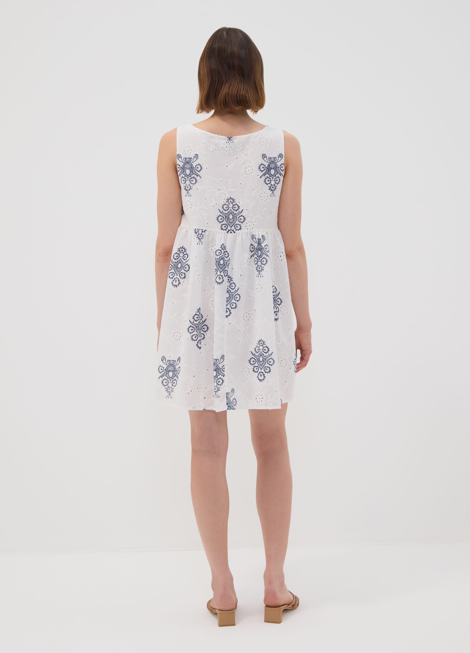 Wei&szlig;es Lochspitzenkleid aus reiner Baumwolle mit blauer Stickerei, Regular Fit