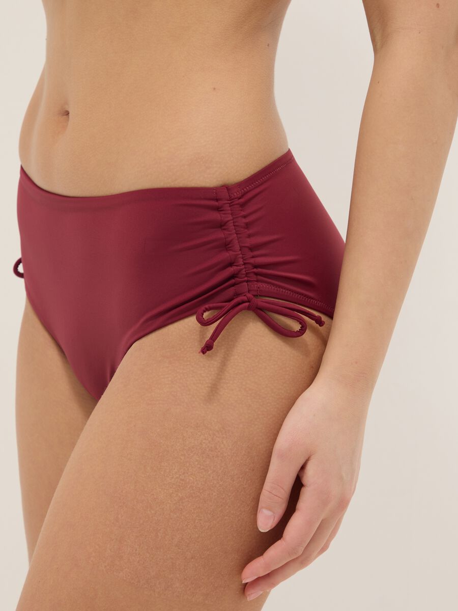 Rote elastische Bikinihose mit gerafften Seitendetails_4