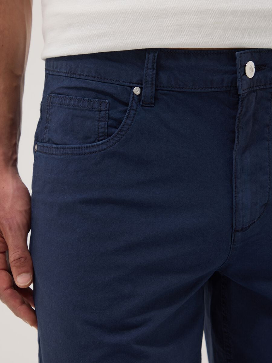 Blue stretch cotton five-pocket Bermuda shorts_4