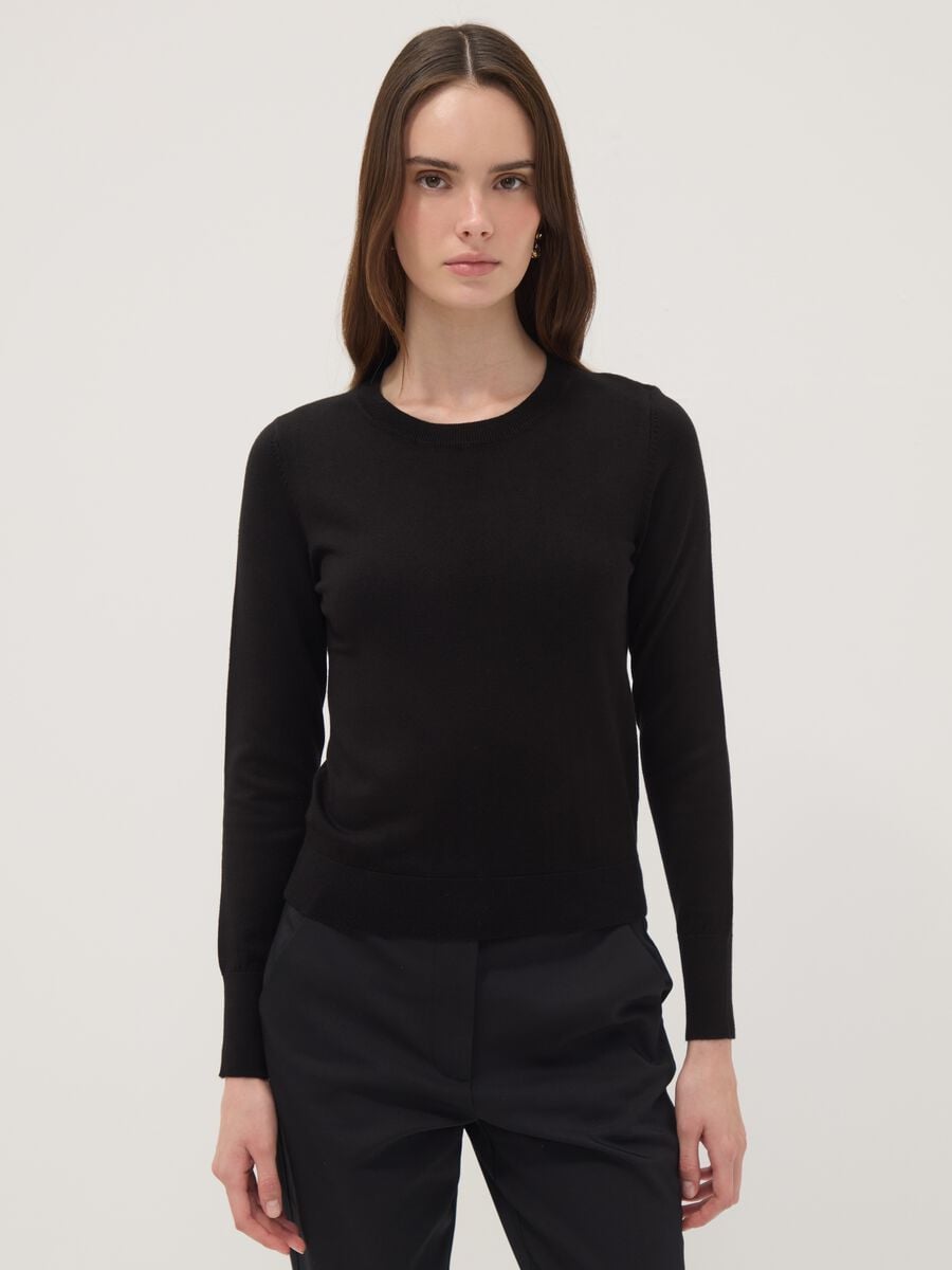 Schwarzer, enganliegender Pullover_1