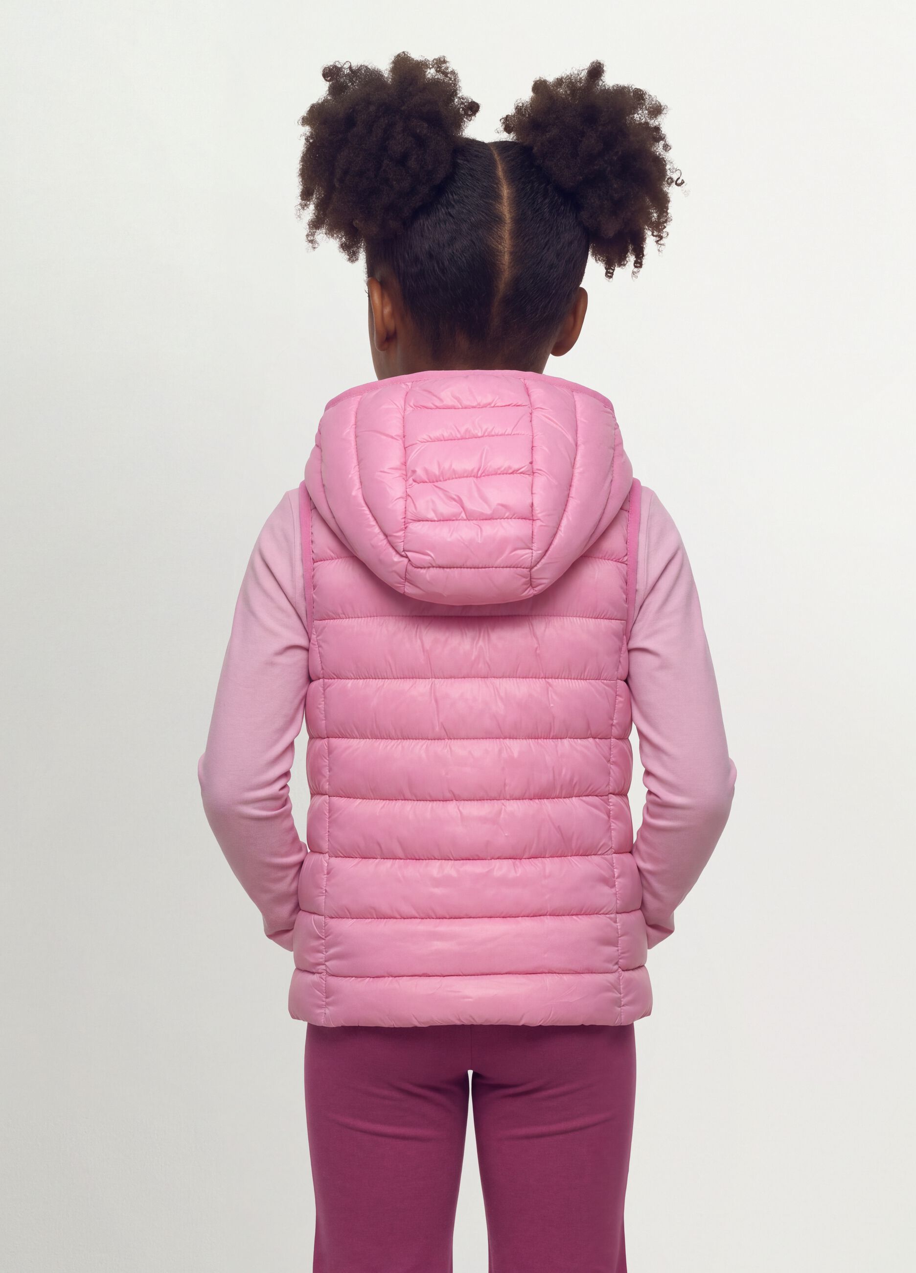Colete ultralight rosa acolchoado com capuz e fecho de correr para menina