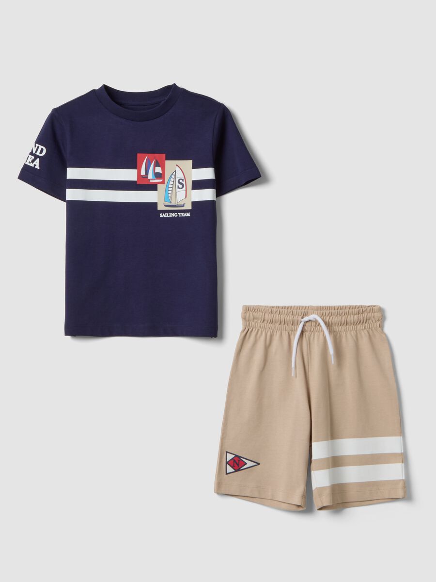 Completo blu e beige in puro cotone con t-shirt e shorts per bambino regular fit_0