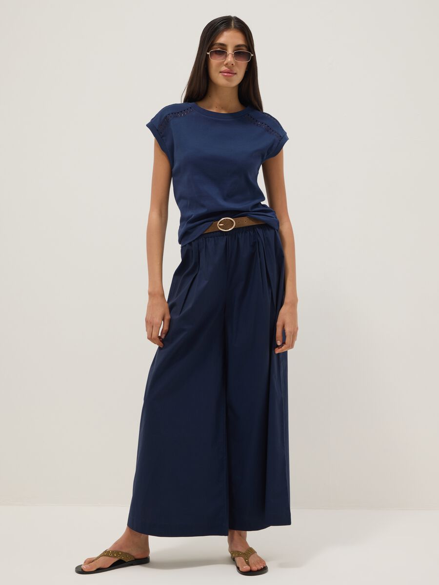 Camiseta azul de algod&oacute;n puro con inserciones caladas_2