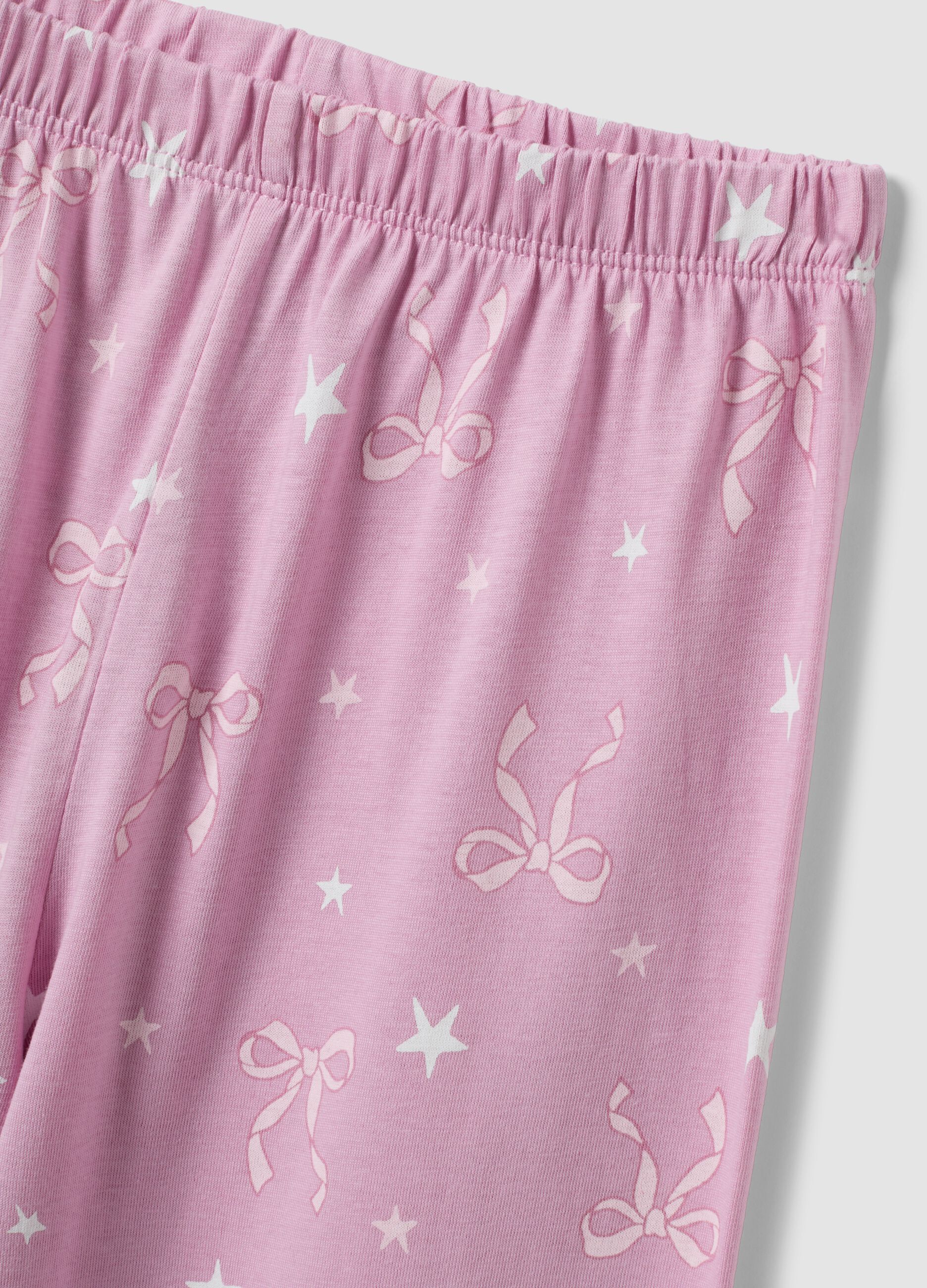 Rosa Pyjama aus Bio-Baumwolljersey mit Schleifenprint