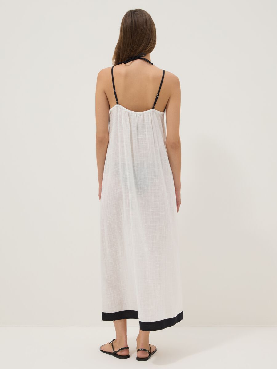 Langes weisses Strandkleid aus Baumwoll-Viskose-Mix_3