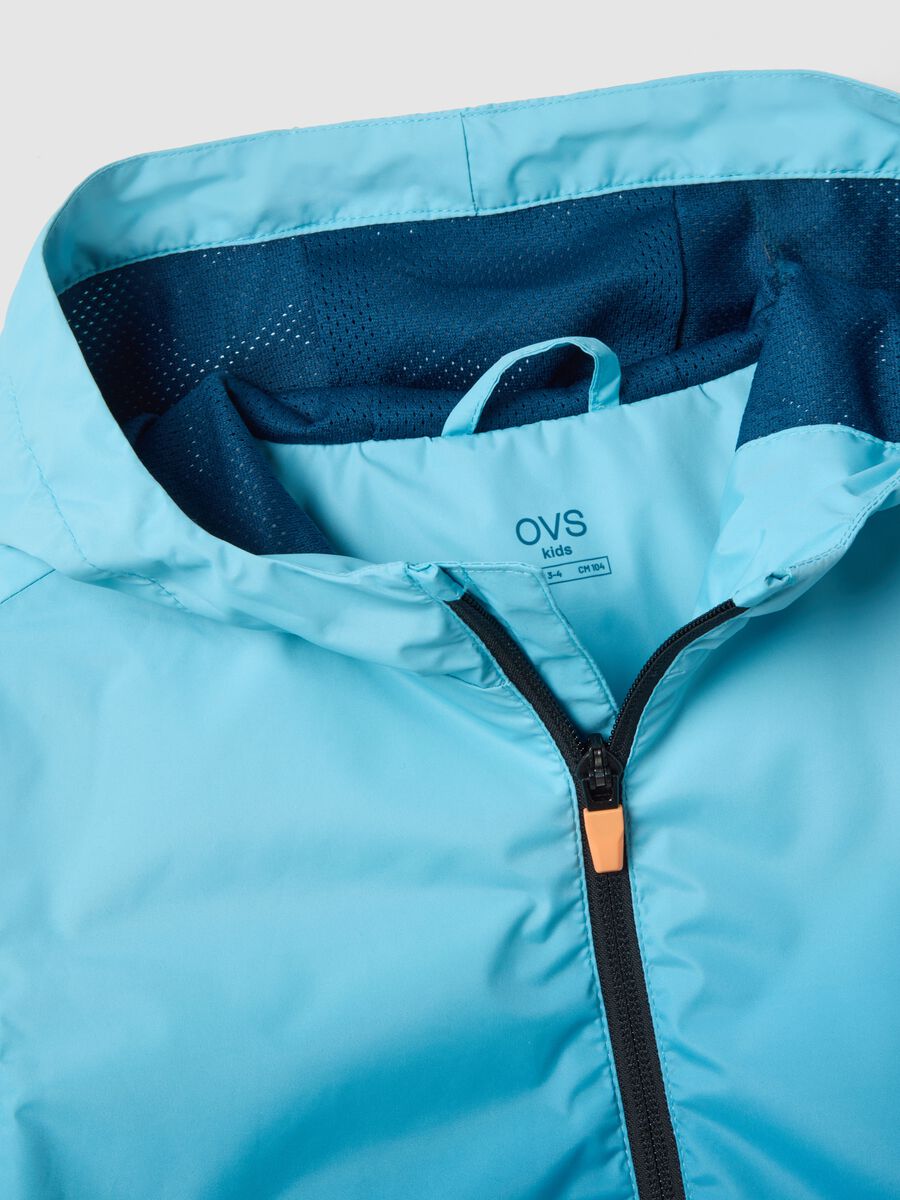 Giacca impermeabile azzurra regular fit con cappuccio e zip da bambino_2