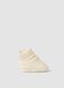 White baby booties in pure knitted cotton_0