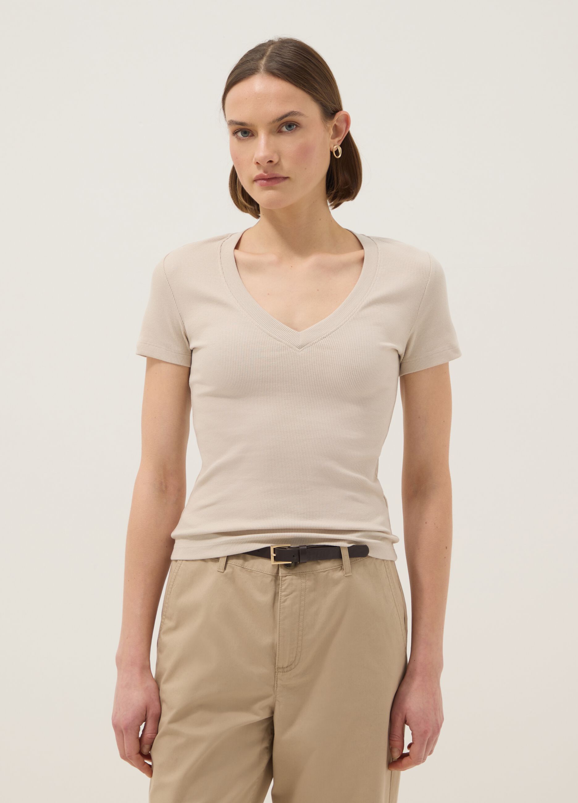 T-shirt bege em algod&atilde;o el&aacute;stico ajuste regular com decote em V profundo