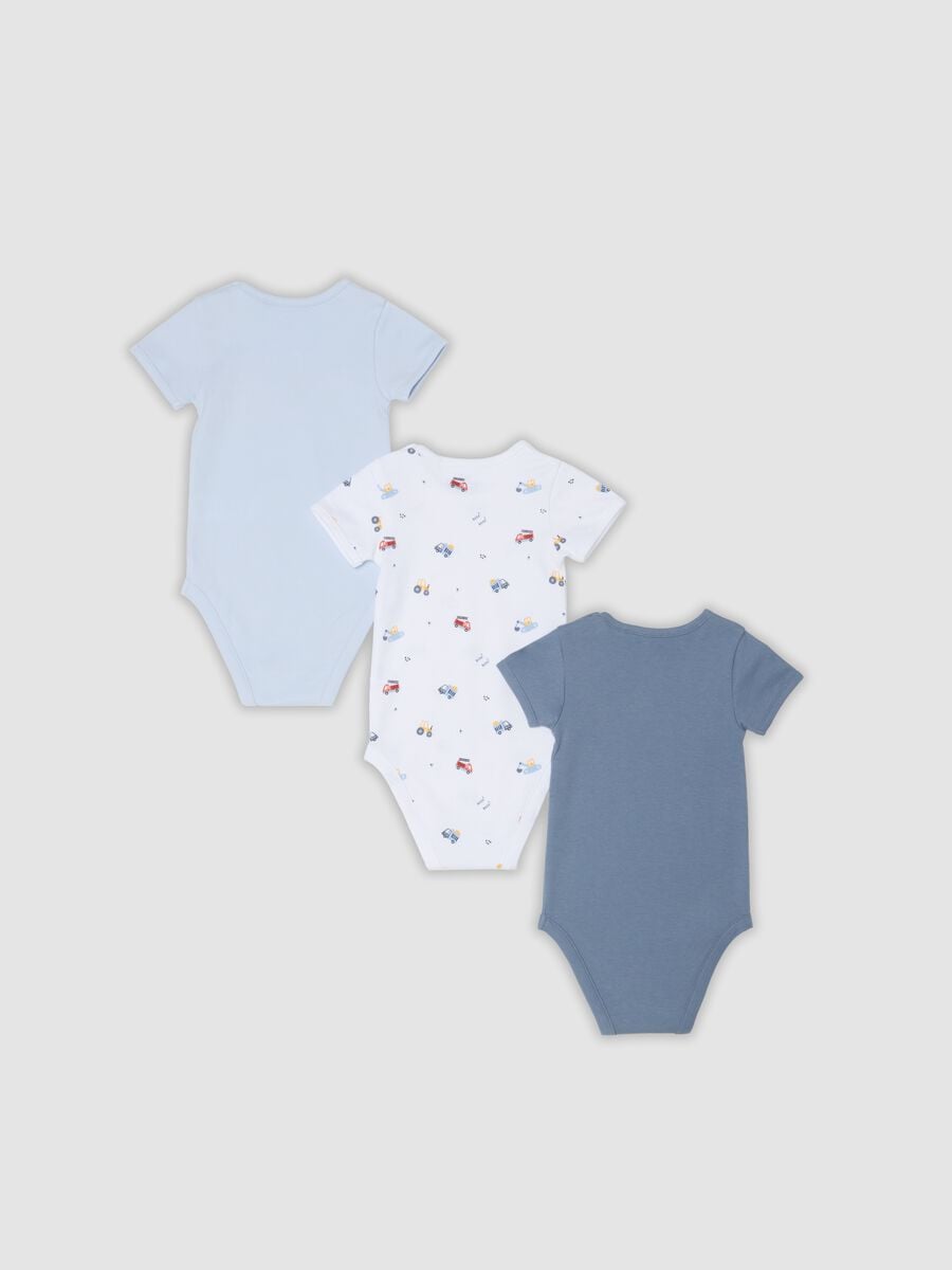 3-pack of blue and white organic cotton baby bodysuits with cars_1