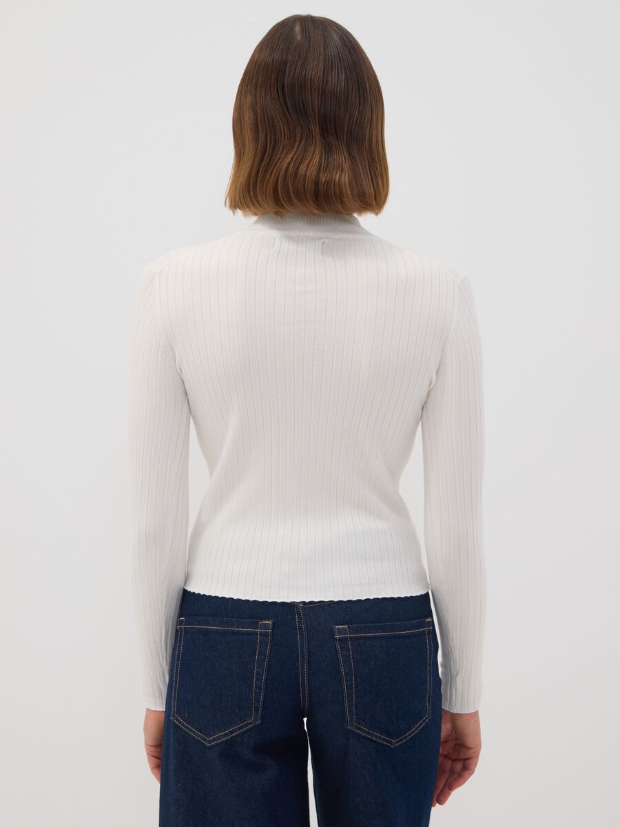 Camisola branca justa de mistura de viscose canelada com gola alta_3