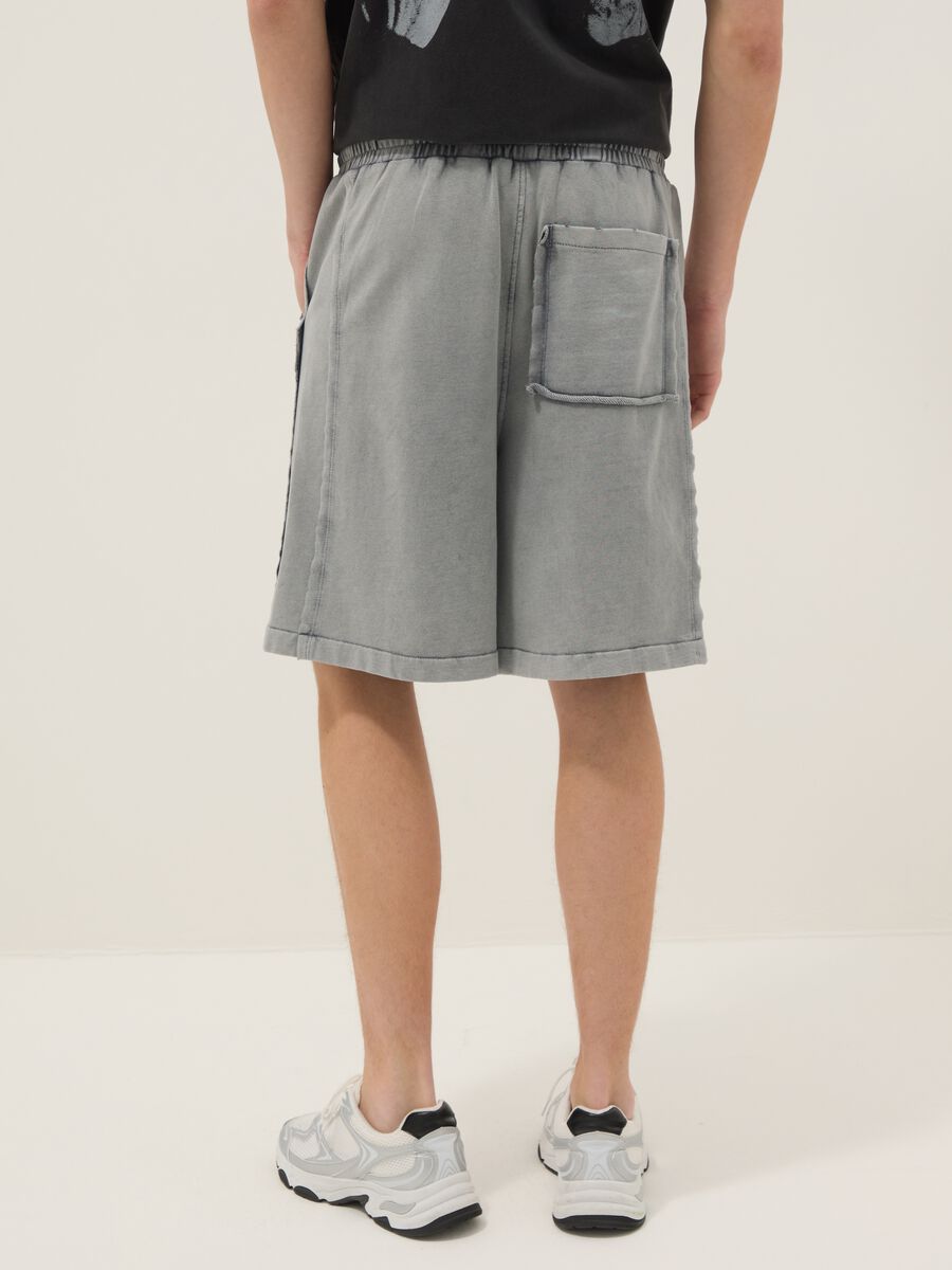 Grey cotton-blend shorts with elasticated waist_2