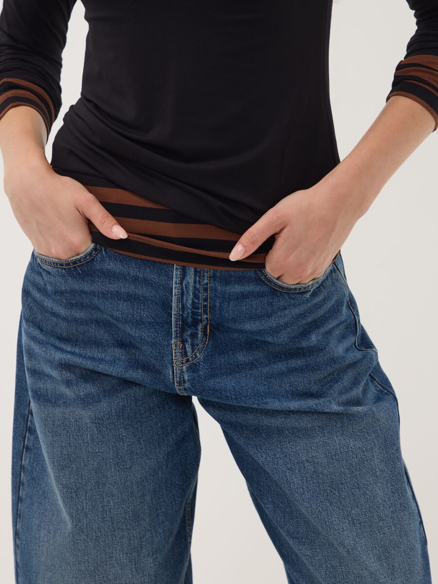 T-shirt nera in viscosa elasticizzata con girocollo slim fit_2
