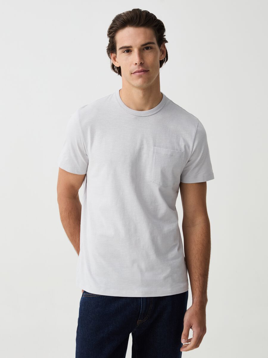 T-shirt in slub jersey con tasca_0