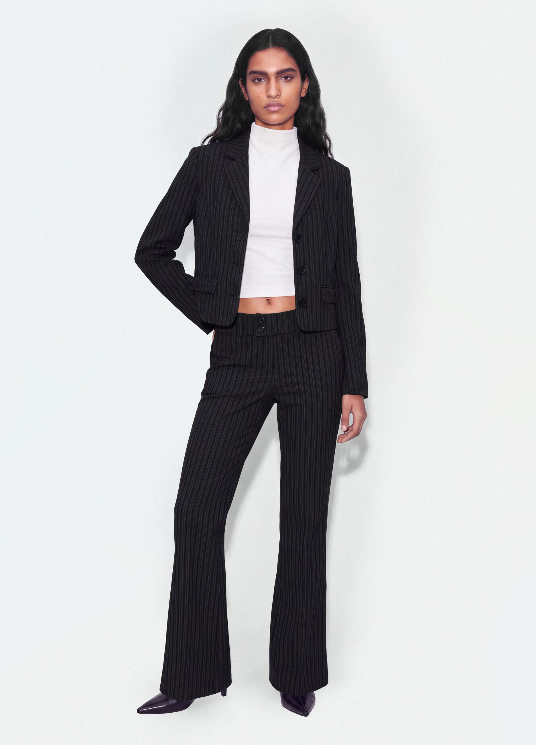 Blazer preto cropped em viscose el&aacute;stica com lapelas cl&aacute;ssicas, slim fit