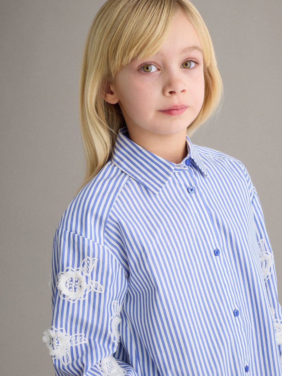 M&auml;dchenhemd aus reinem Baumwollstoff mit mehrfarbigen Streifen und Applikationen_2