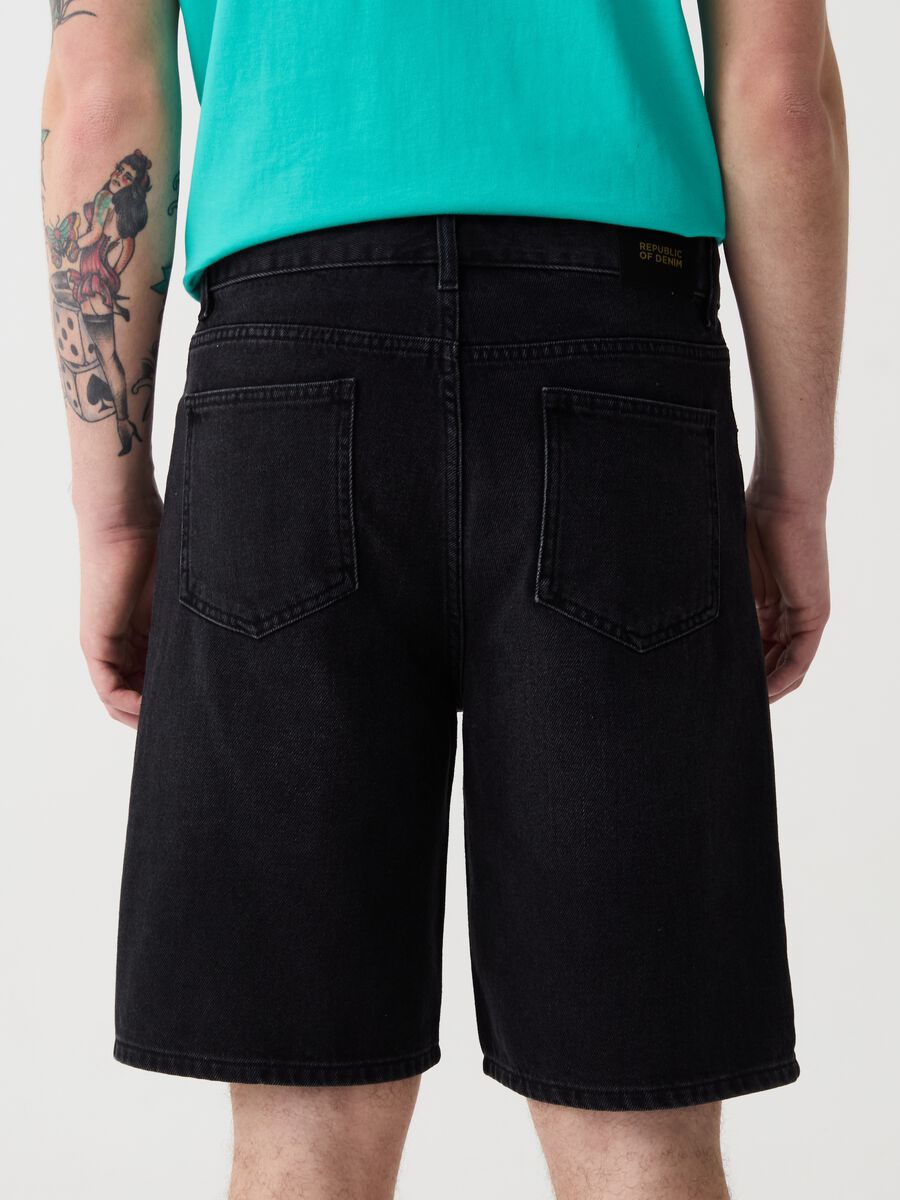 Baggy-fit Bermuda shorts in denim with five pockets_2