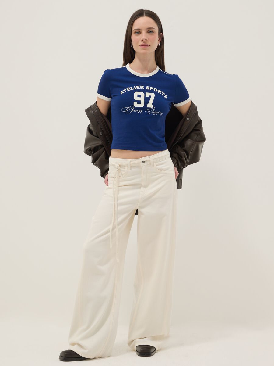 Slim Fit T-Shirt aus elastischer blauer Baumwolle mit Druck_2