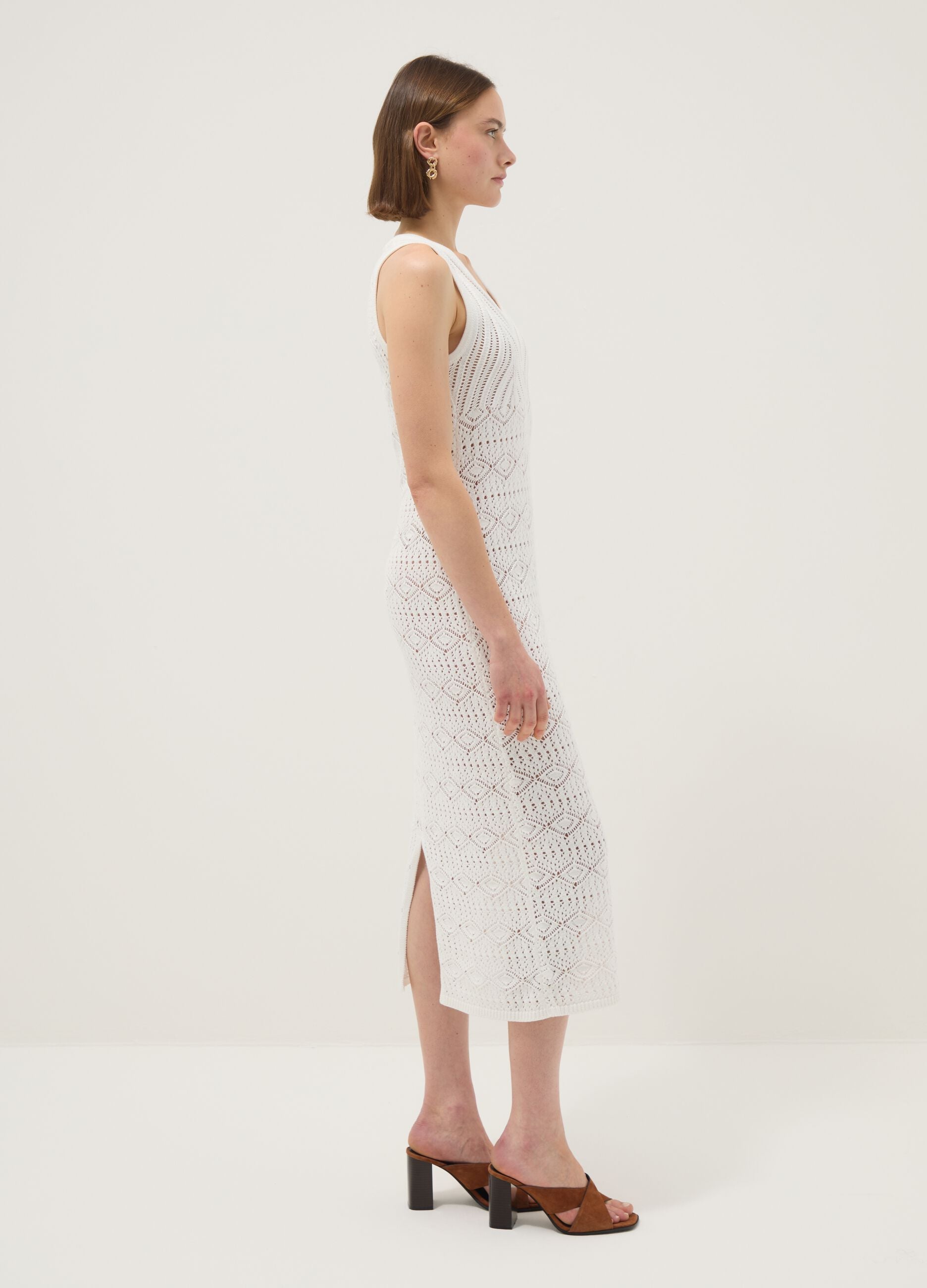 Wei&szlig;es Slim-Fit-Kleid aus reiner Baumwolle mit Lochmuster und tiefem V-Ausschnitt