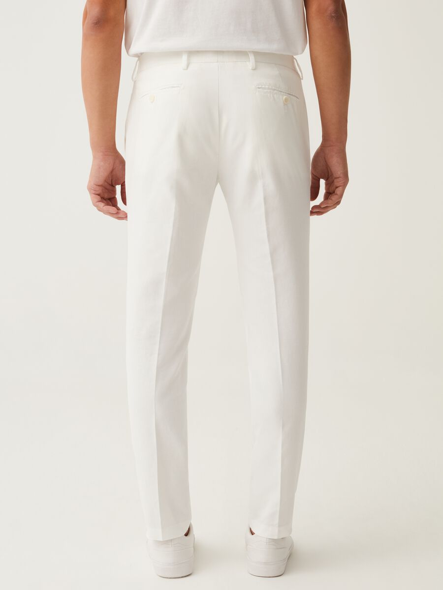 Pantalone chino slim fit in cotone e lino bianco_2