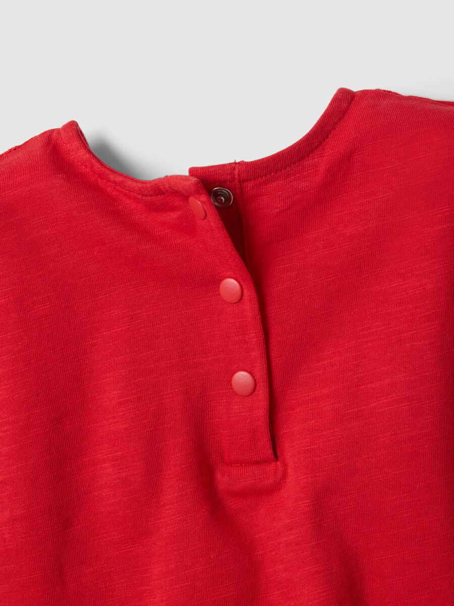 T-shirt in puro cotone rossa da bimba regular fit con ricami_2