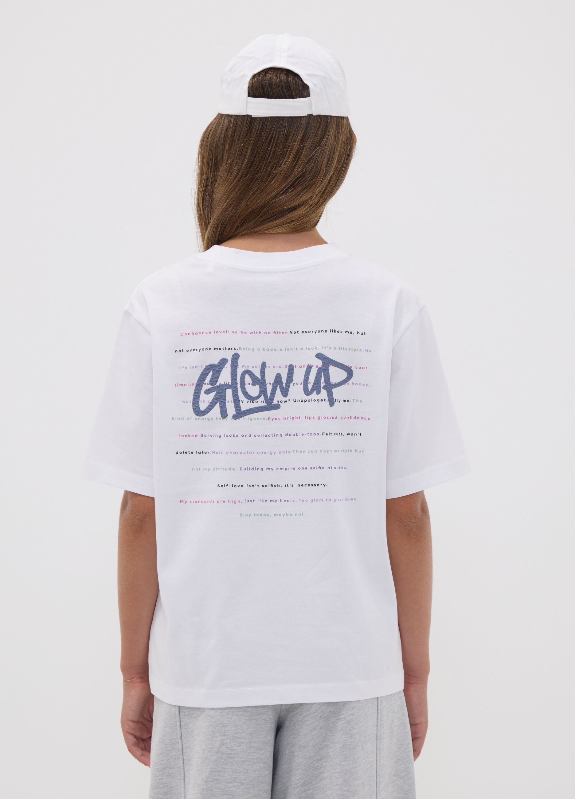 &Lambda;&epsilon;&upsilon;&kappa;ό T-shirt &alpha;&pi;ό &alpha;&gamma;&nu;ό &beta;&alpha;&mu;&beta;ά&kappa;&iota; &mu;&epsilon; &rho;&iota;&mu;&pi; &lambda;&alpha;&iota;&mu;ό&kappa;&omicron;&psi;&eta; &kappa;&alpha;&iota; &sigma;&tau;ά&mu;&pi;&alpha; &laquo;Glow Up&raquo;