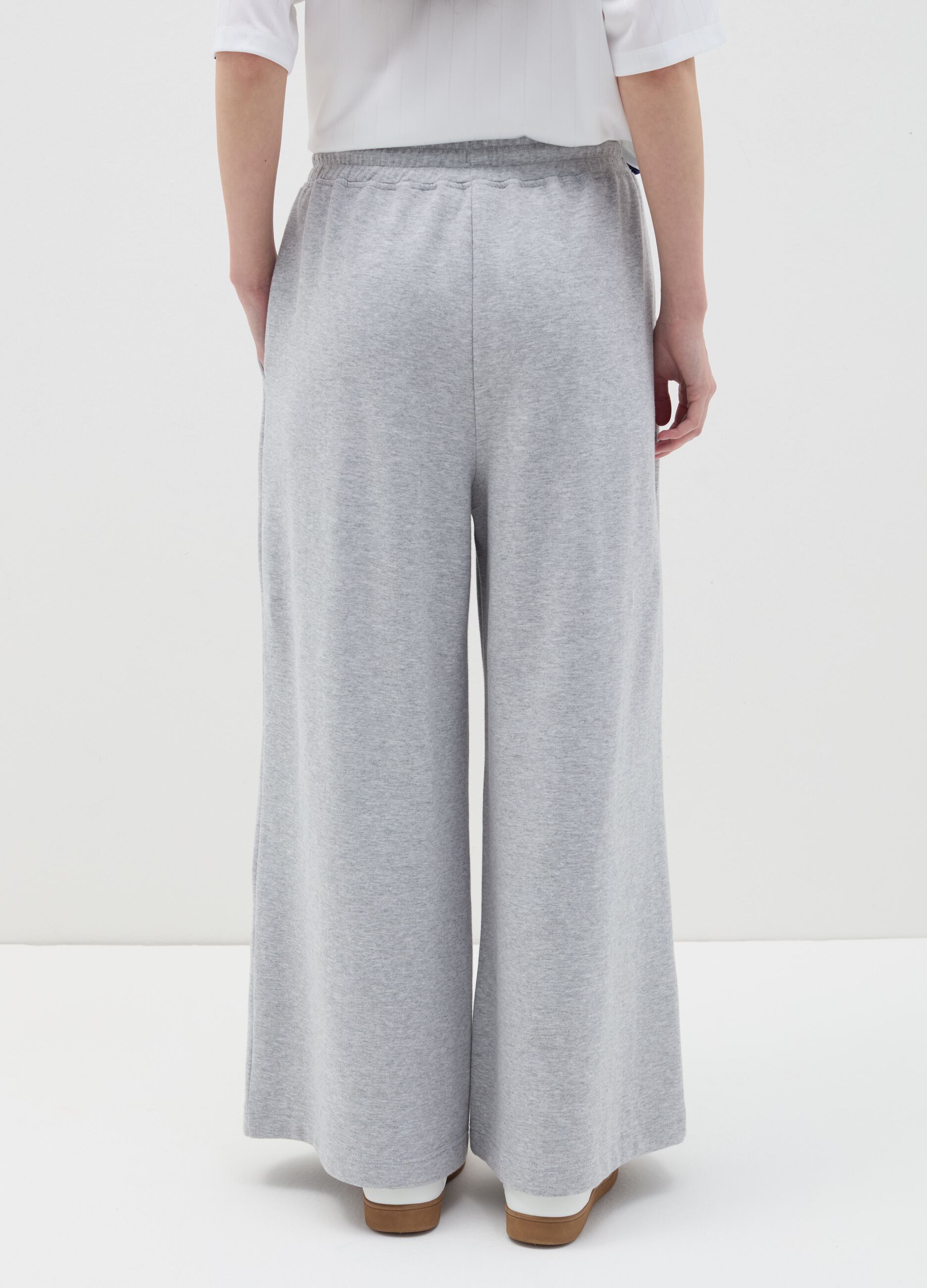 Wide-leg joggers with detail at the waist
