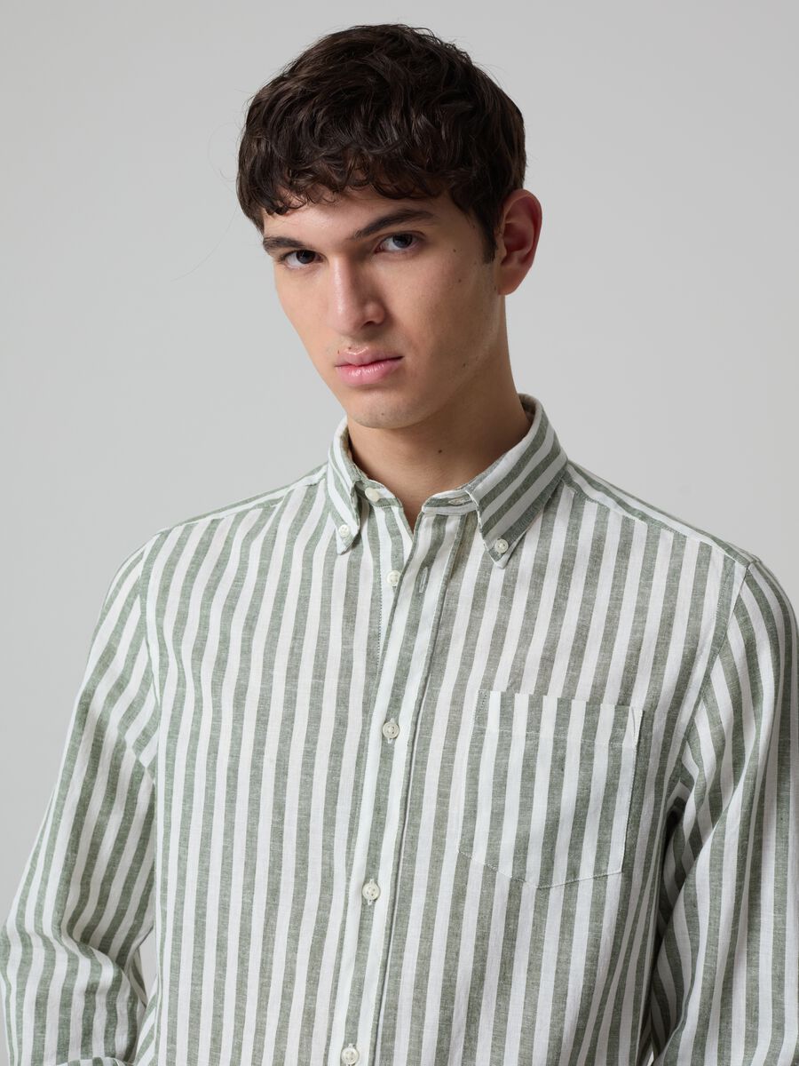 Camisa regular fit de lino y algodón de rayas_0