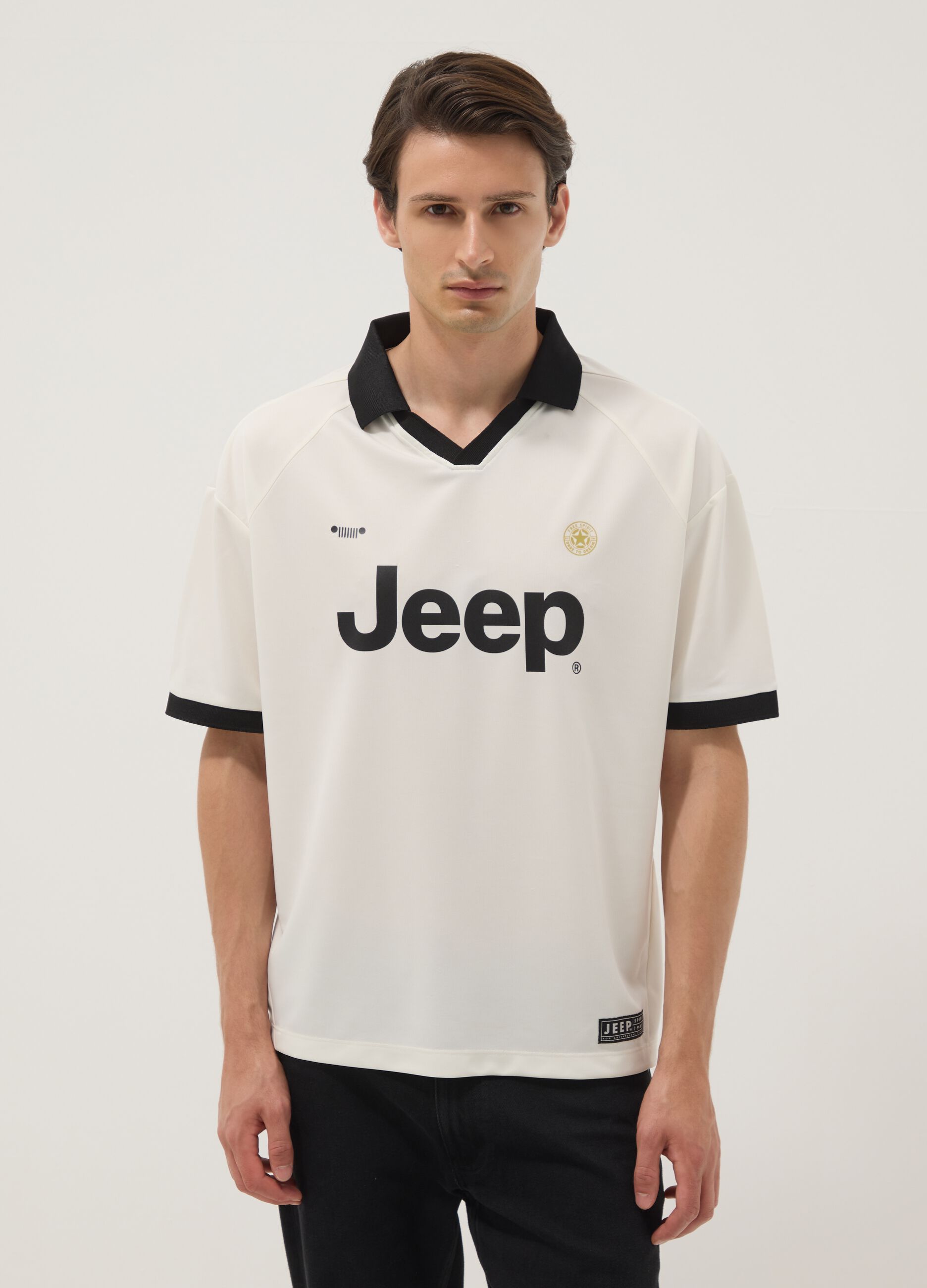 T-shirt branca regular fit com gola contrastante e log&oacute;tipo Jeep