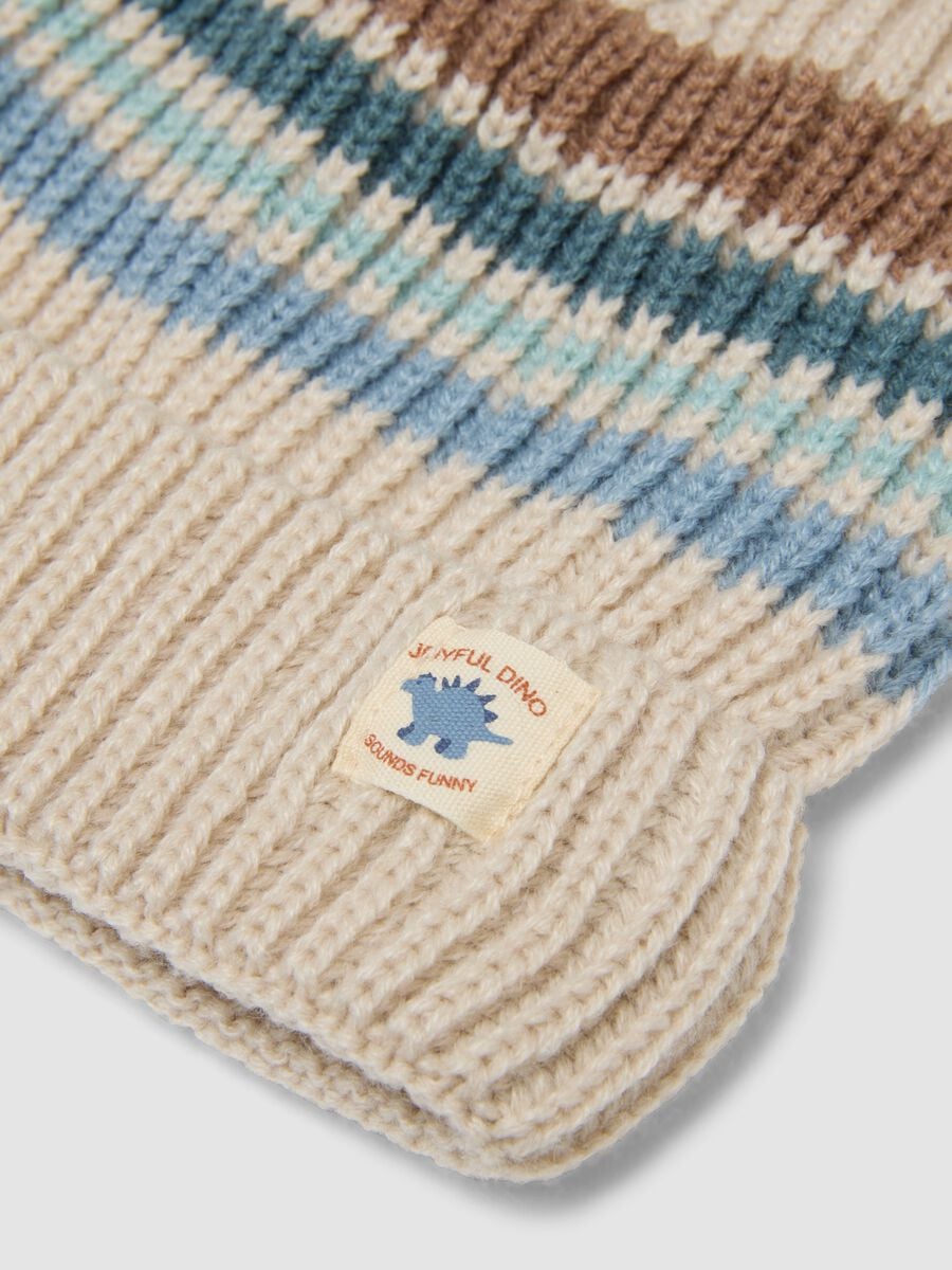Cappello beige in maglia a righe con risvolto_1