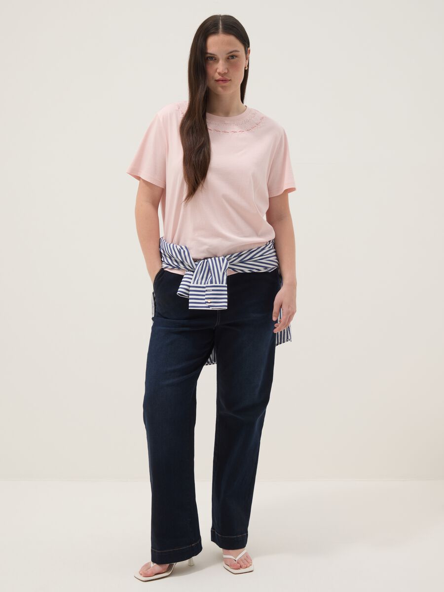 Rosa T-Shirt aus reiner Baumwolle mit Stickerei am Ausschnitt_2