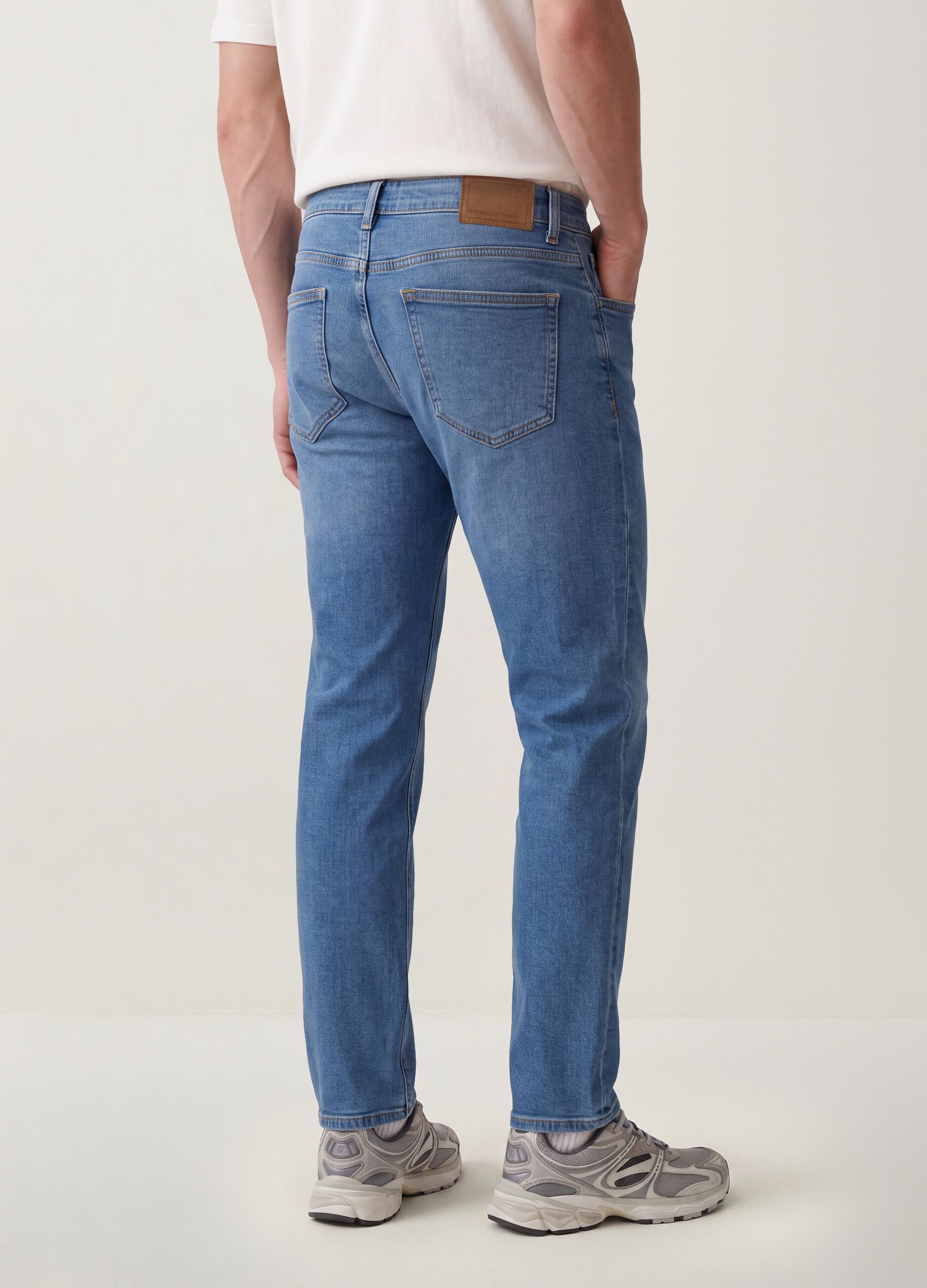 Hellblaue Comfort-Fit-Jeans aus Stretch-Baumwolle