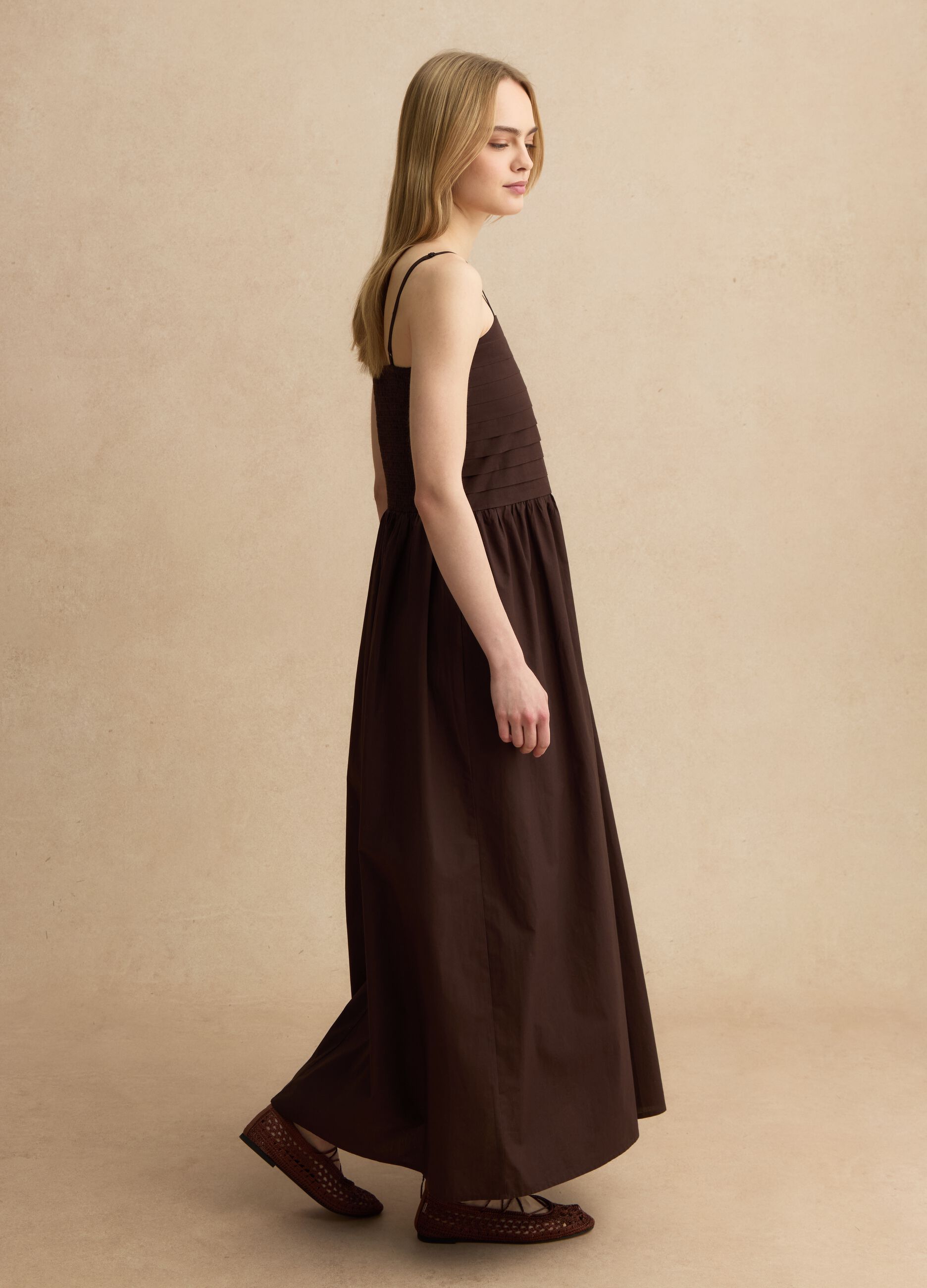 &Auml;rmelloses Kleid aus reinem braunen Baumwolle Regular Fit