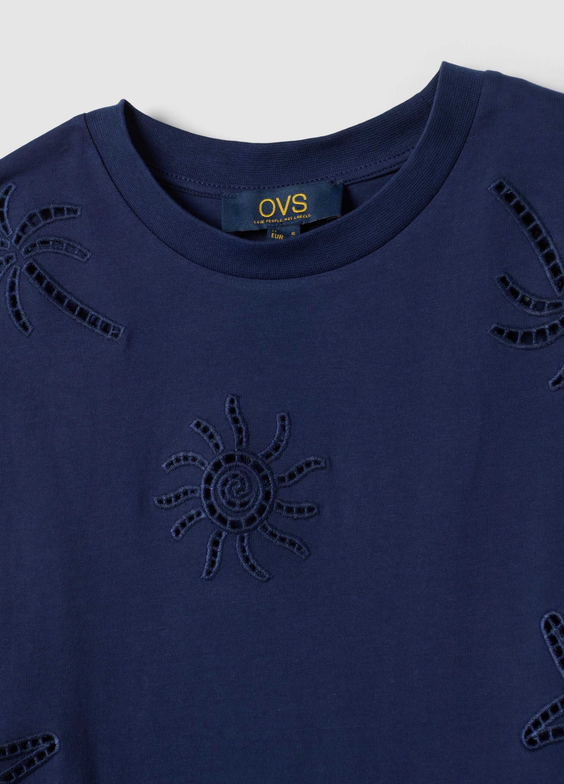 &Mu;&pi;&lambda;&epsilon; T-shirt &alpha;&pi;ό 100% &beta;&alpha;&mu;&beta;ά&kappa;&iota; &mu;&epsilon; &kappa;&epsilon;&nu;&tau;&eta;&tau;ό &delta;&iota;ά&tau;&rho;&eta;&tau;&omicron; &sigma;&chi;έ&delta;&iota;&omicron;, regular fit