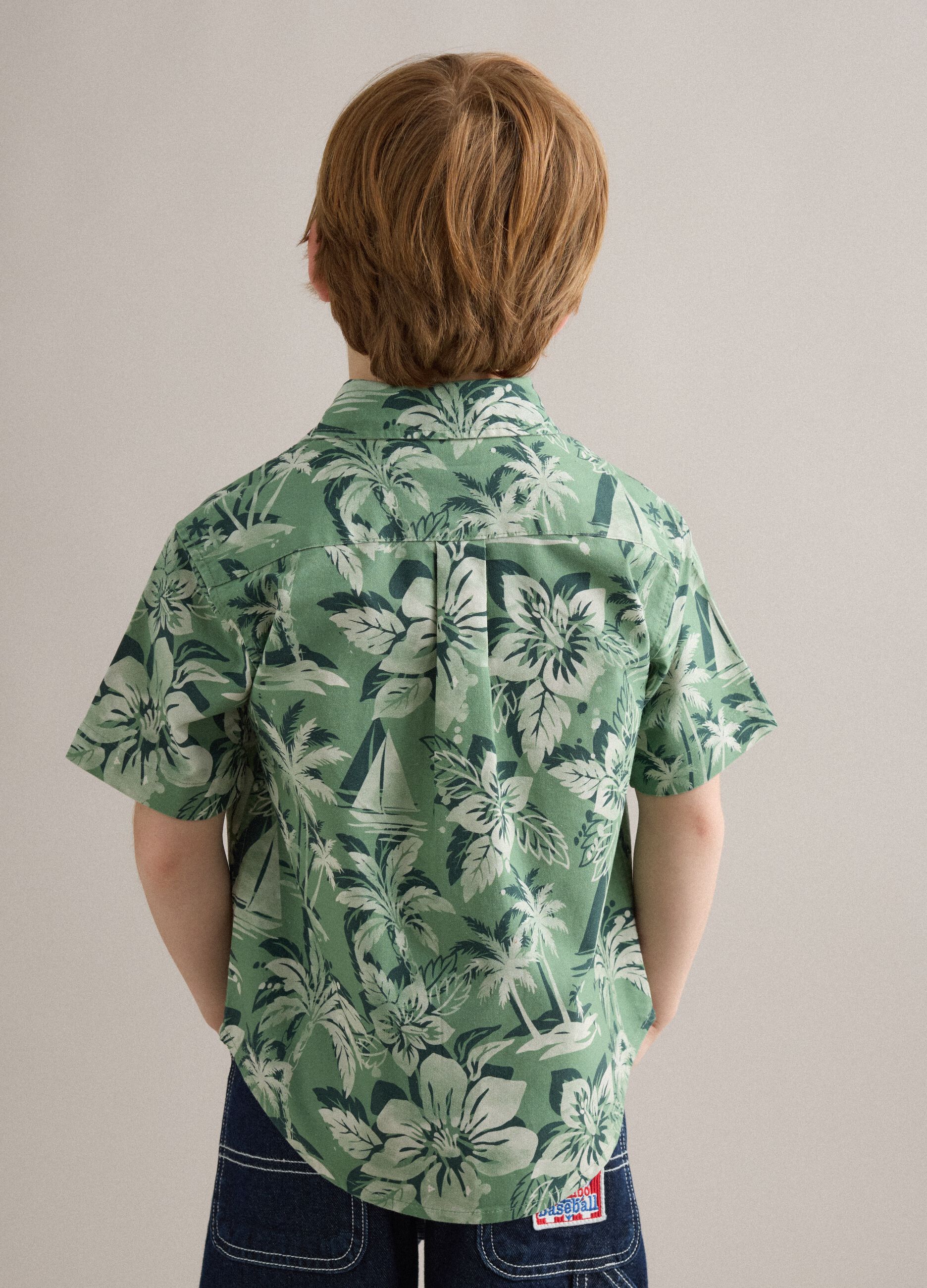 Camisa verde em algod&atilde;o puro com estampado tropical