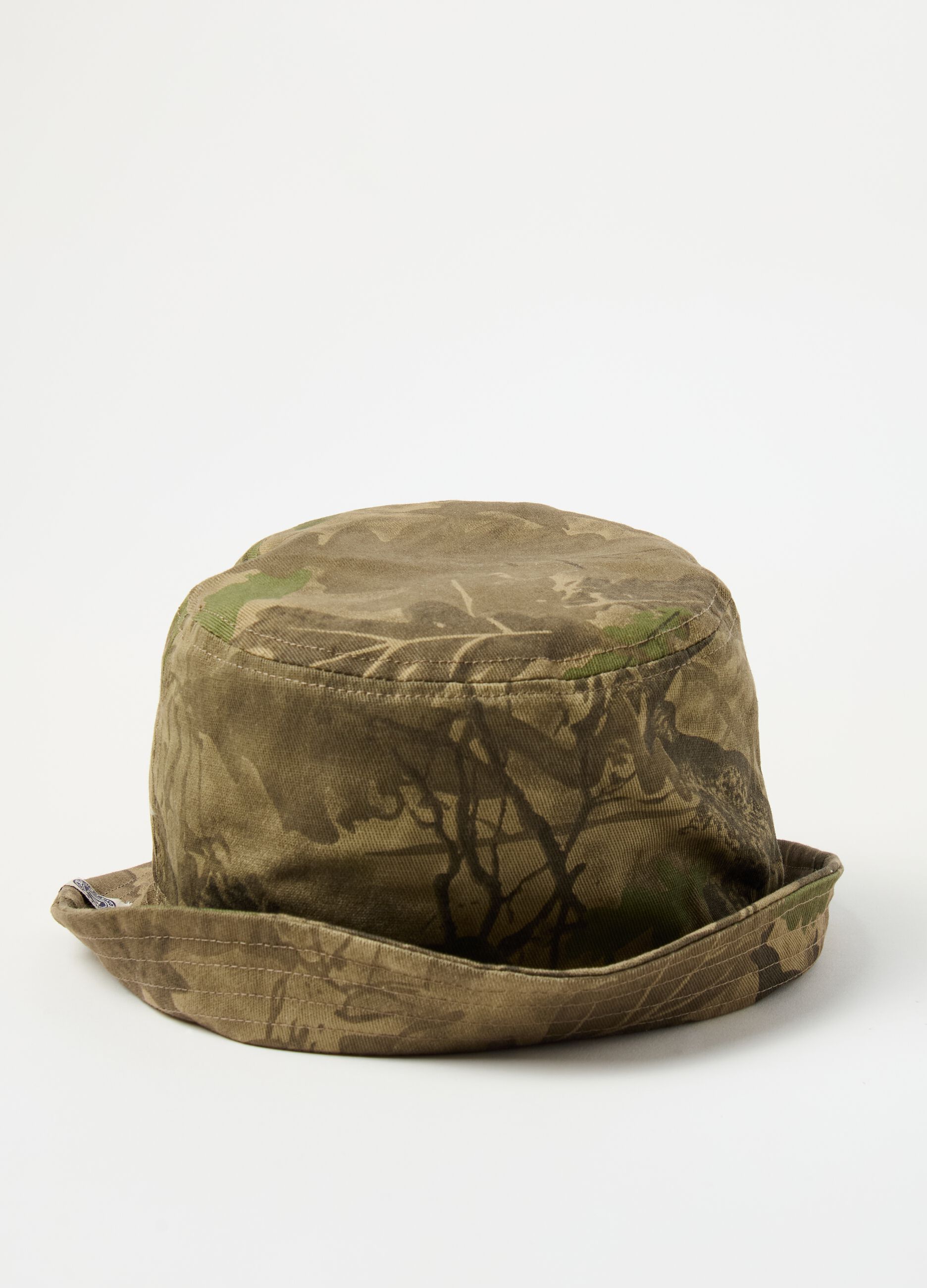 Fishing hat with foliage pattern