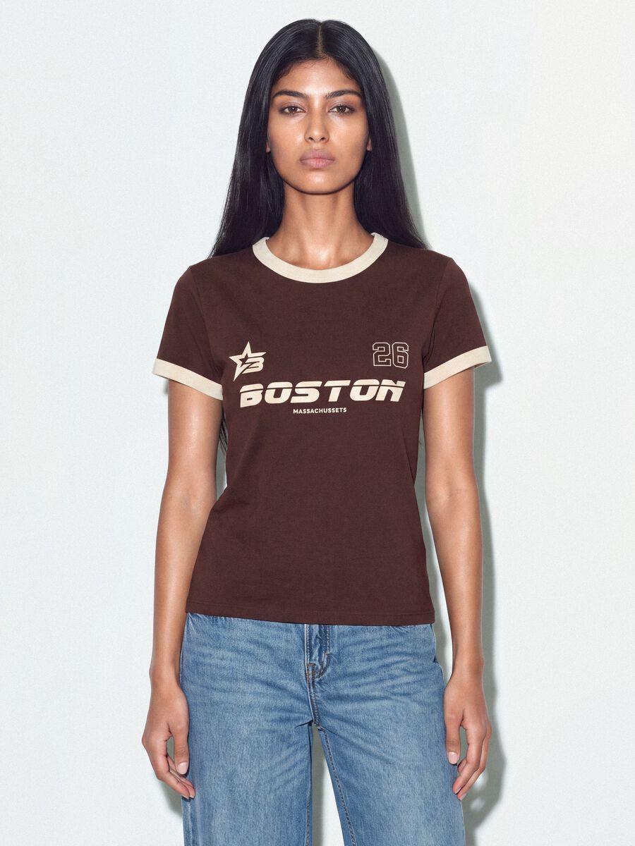 Braunes Baumwoll-T-Shirt mit Frontprint und kontrastierenden Abschl&uuml;ssen_0