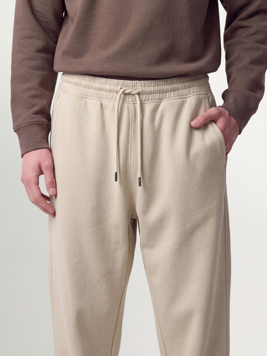 Beige cotton-blend joggers with cuffed hems and drawstring_3
