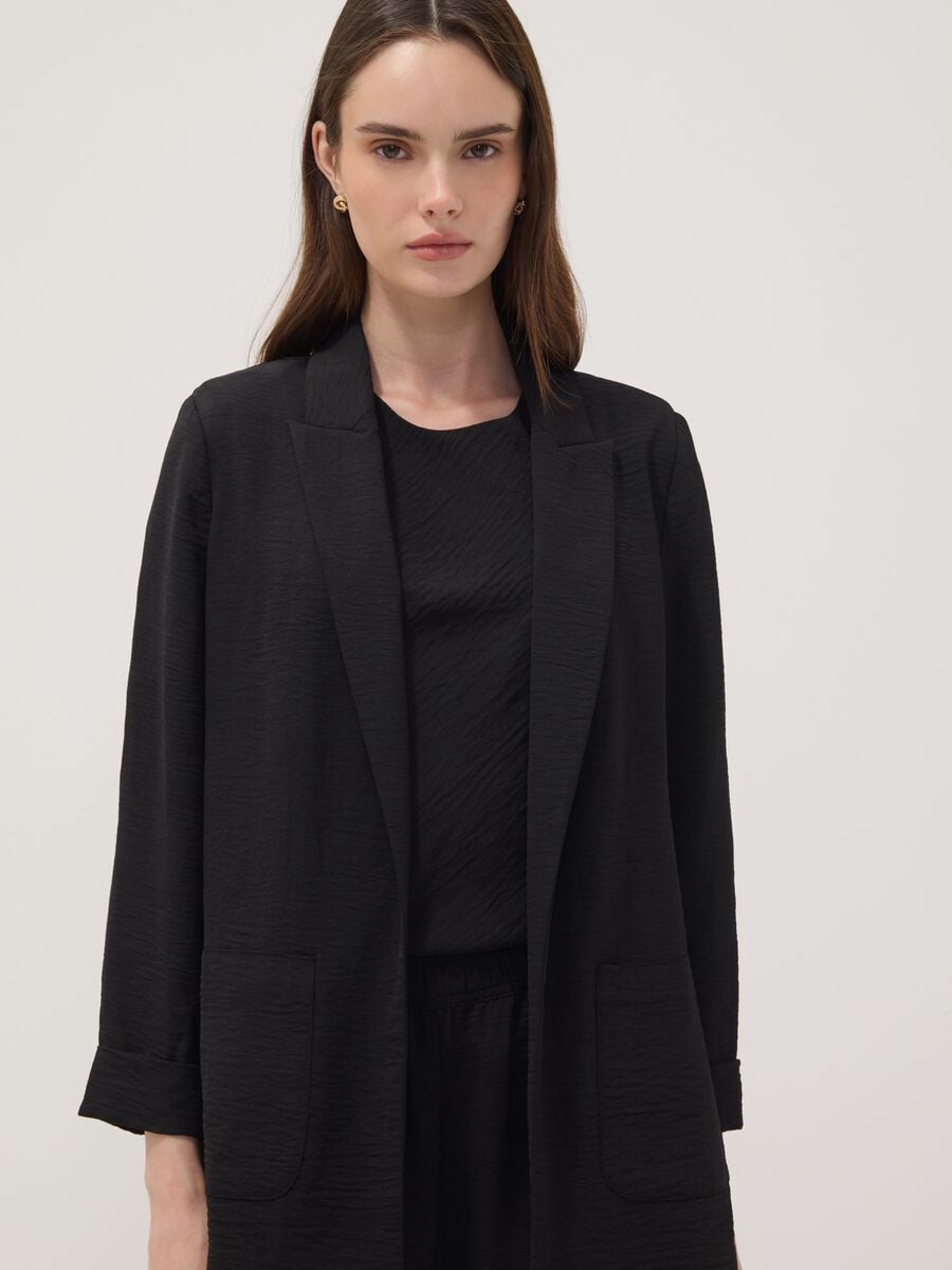 Black regular-fit blazer with classic lapels_0