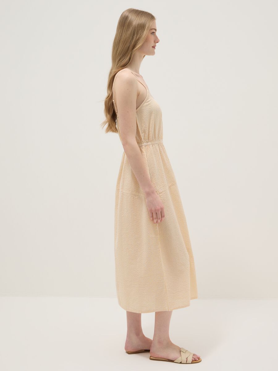 Beiges, gestreiftes Regular-Fit-Kleid aus reiner Baumwolle mit schmalen Tr&auml;gern_1