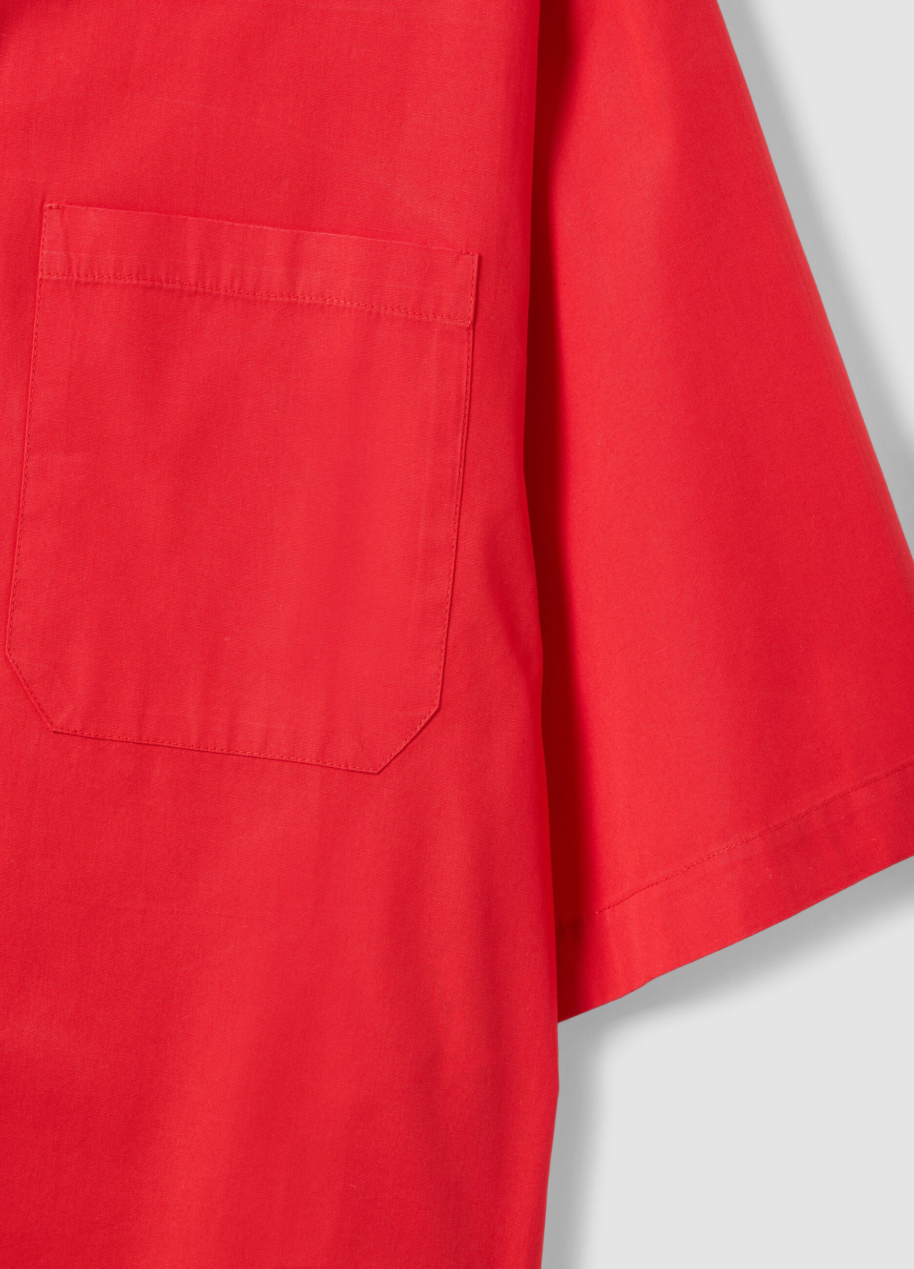 Camisa roja de algod&oacute;n puro con bolsillo, corte oversize