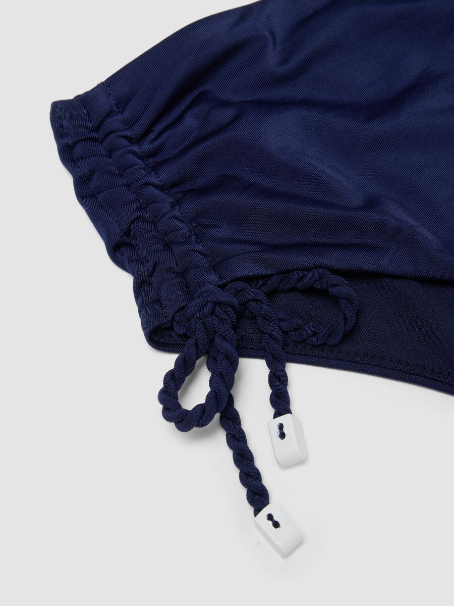 Bas de bikini bleu en tissu stretch avec liens lat&eacute;raux_1