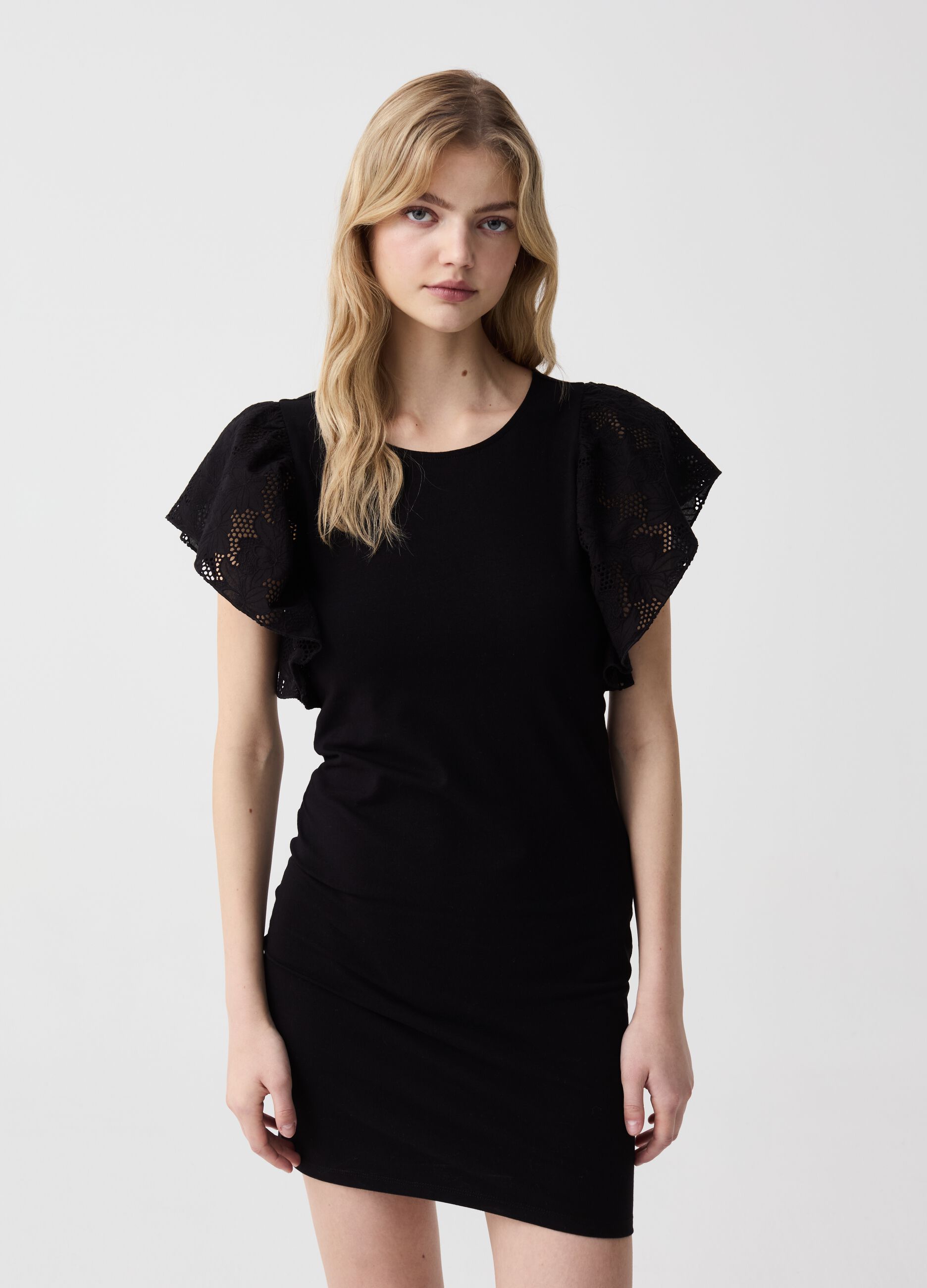Slim-fit dress with sleeves in broderie anglaise