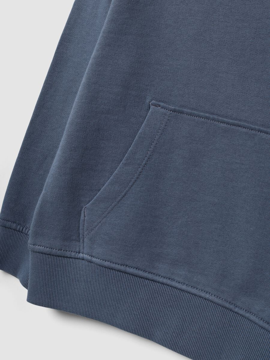Grauer Oversize-Hoodie aus reiner Baumwolle mit Print und K&auml;ngurutasche f&uuml;r Jungen_3
