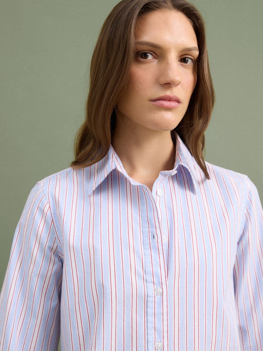 Blue poplin shirt with red stripes, regular fit_2
