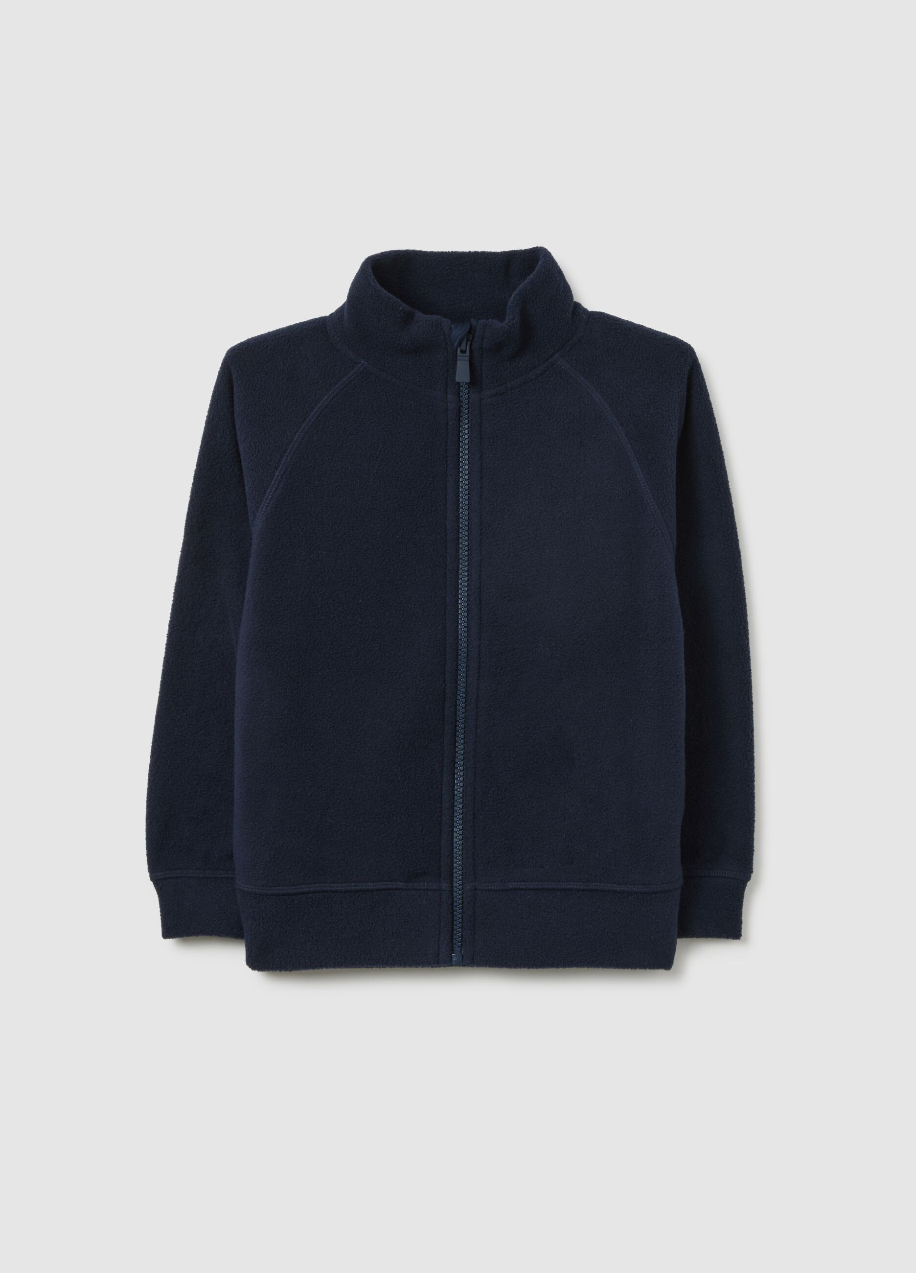 Camisola azul infantil com gola alta e fecho completo em tamanho oversized