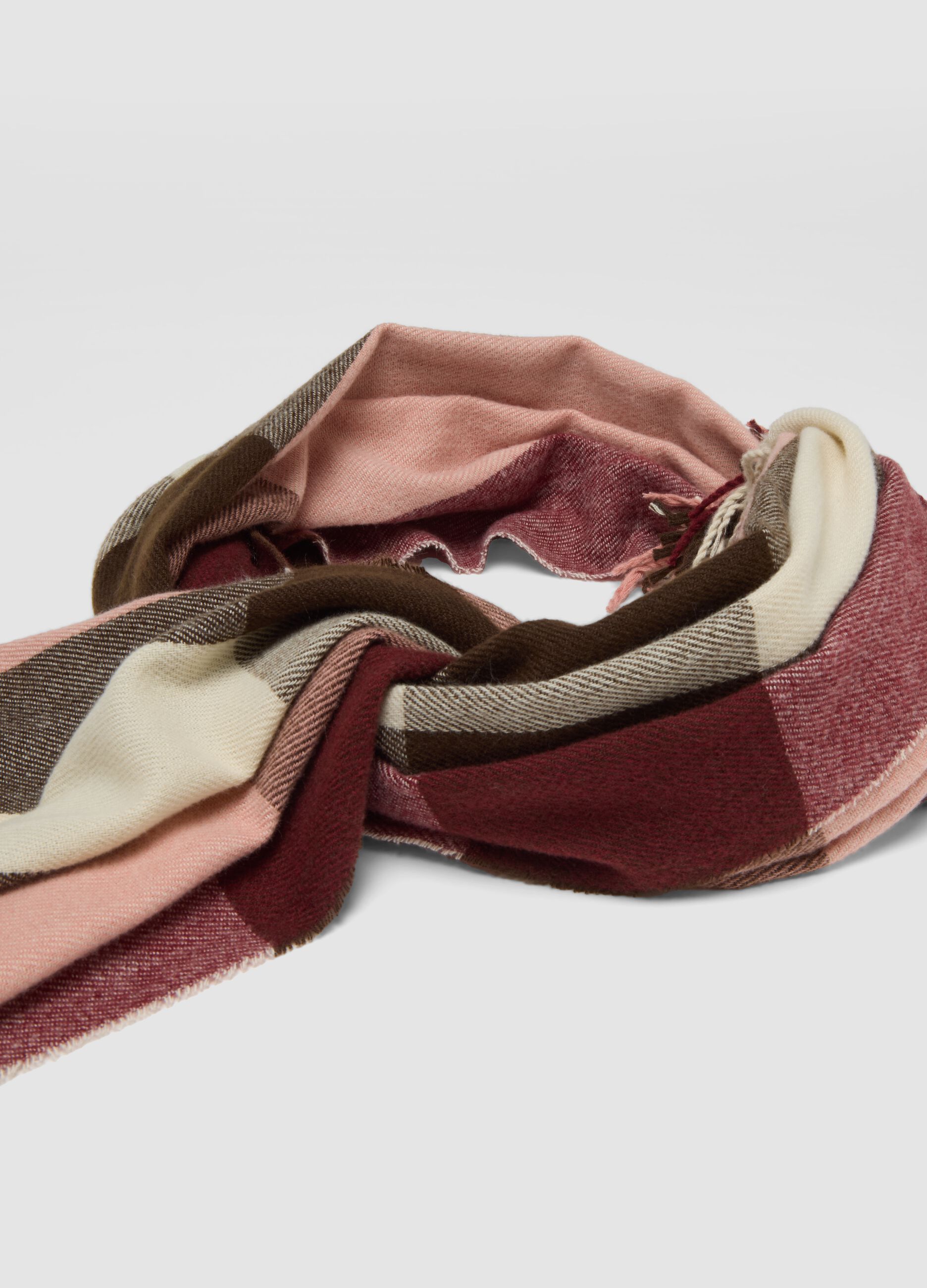 Cachecol multicolor em mistura de viscose com franjas