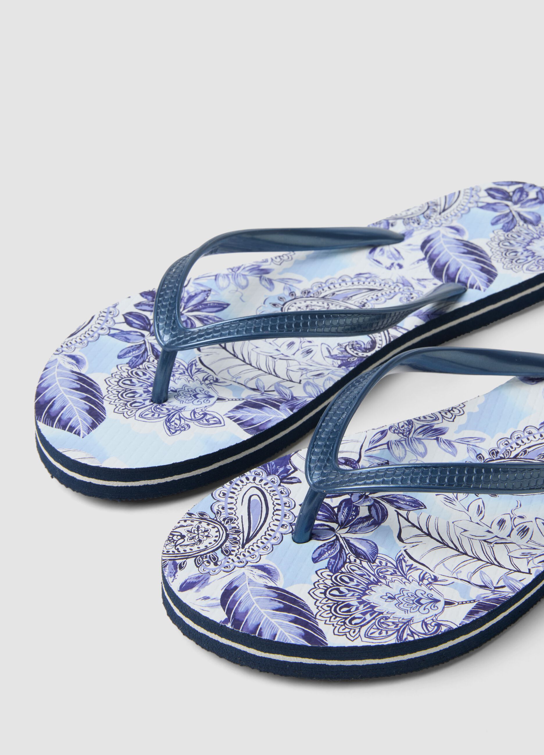 Blue flip-flops with floral print